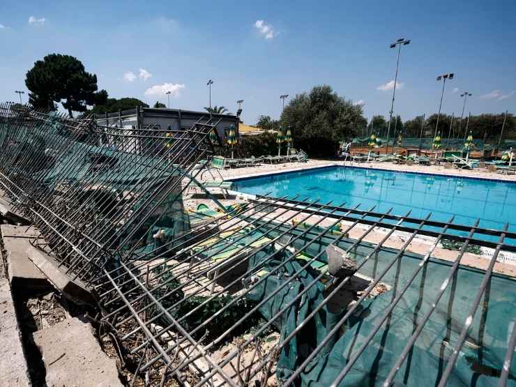 Il circolo sportivo Villa De Sanctis distrutto dall'esplosione avvenuta in un distributore di benzina in via dei Gordiani